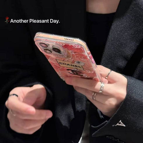 כיסוי איכותי ואלגנטי המיועד לאייפון - Chanel x Prada