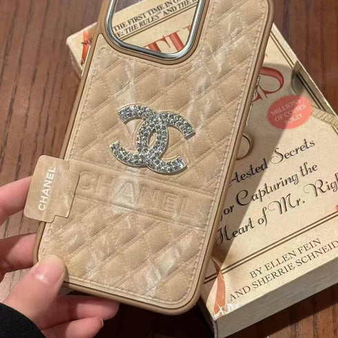 כיסוי מעוצב להפליא ואיכותי לאייפון - Chanel